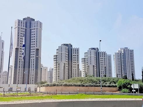 הבניין עם שלטי הענק. 