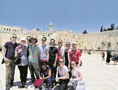 בכותל. צילום: מתוך דף הפייסבוק של 'גיירוזלם'