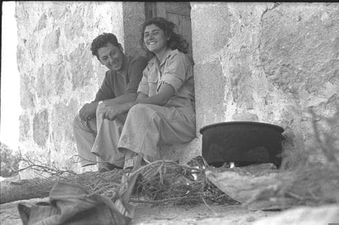 לאחר פטירתה של בלנקה הבית איבד מהחיות שלו. פלמ"חניקים צעירים, צילום ארכיון: הוגו מנדלסון, לע"מ לאחר פטירתה של בלנקה הבית איבד מהחיות שלו. פלמ"חניקים צעירים, צילום ארכיון: הוגו מנדלסון, לע"מ