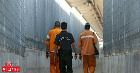 "אנחנו כאן כדי לדבר בזכות האסירים". כלא רימונים, צילום: צביקה טישלר "אנחנו כאן כדי לדבר בזכות האסירים". כלא רימונים, צילום: צביקה טישלר