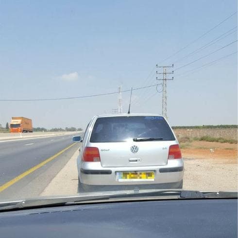 הרכב שעצר את דנה בכביש, רגע לפני שנמלט. (צילום: דנה ברמן)