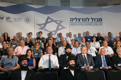 בכירי העירייה וה"הרצלים"| צילום: עופר עמרם