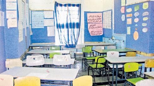 לטפס על השולחנות בדרך לשירותים. כיתה במזרח העיר לטפס על השולחנות בדרך לשירותים. כיתה במזרח העיר