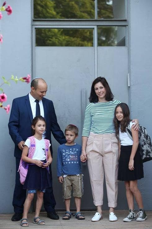 משפחת בנט בדרך לבית הספר | צילום: מתוך עמוד הפייסבוק של נפתלי בנט