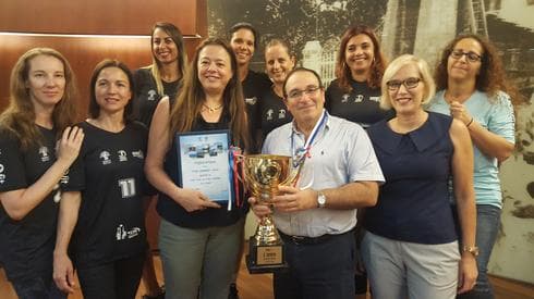 אלופת הארץ עם ראש העיר דב צור | צילום: אתי חביב