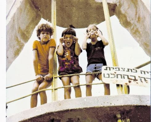 ליהיא, בועד ודדי באנדרטה בכניסה לערד. צילום: מהאלבום המשפחתי