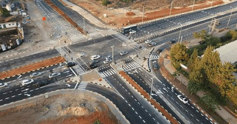 התנועה זורמת. צומת הרחובות הרב קוק וז'בוטינסקי | צילום: עיריית הרצליה