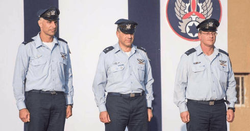 מודע לאתגר. פלג (משמאל), לצד האלוף נורקין (במרכז) ומפקד הבסיס היוצא תא"ל זייפרט. צילום: אלבום משפחתי