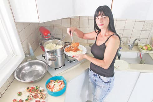 ירדנה ג'נאח. "אני מנציחה את זכר אמא שלי דרך הבישול" | צילום: אסף פרידמן