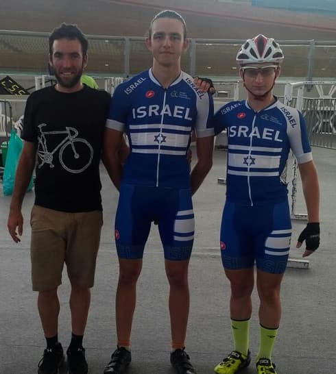 בן מרדכי (משמאל) עם רוכבי נבחרת ישראל לנוער, אלון יוגב (מימין) וקרן וולפין (באמצע) | צילום: פרטי בן מרדכי (משמאל) עם רוכבי נבחרת ישראל לנוער, אלון יוגב (מימין) וקרן וולפין (באמצע) | צילום: פרטי