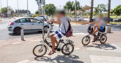 רכיבה על המדרכה ללא קסדה (צילום: עידו ארז)