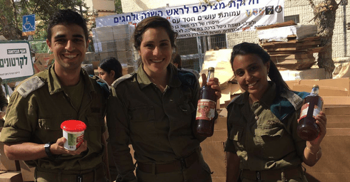 חיילי חושן אורזים. צילום: דובר צה"ל