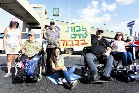 לימור סימון בהפגנת הנכים. צילום: קובי קואנקס