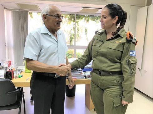 פגישת היכרות ראשונה של מוטי ששון ואלמ לירון דונל | צילום: דובר צה"ל פגישת היכרות ראשונה של מוטי ששון ואלמ לירון דונל | צילום: דובר צה"ל