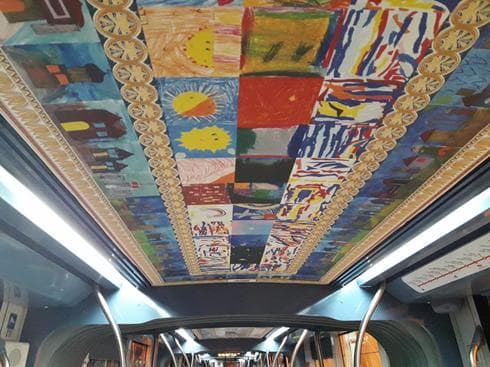 ציורי הילדים ברכבת. צילום: ציפי חורי
