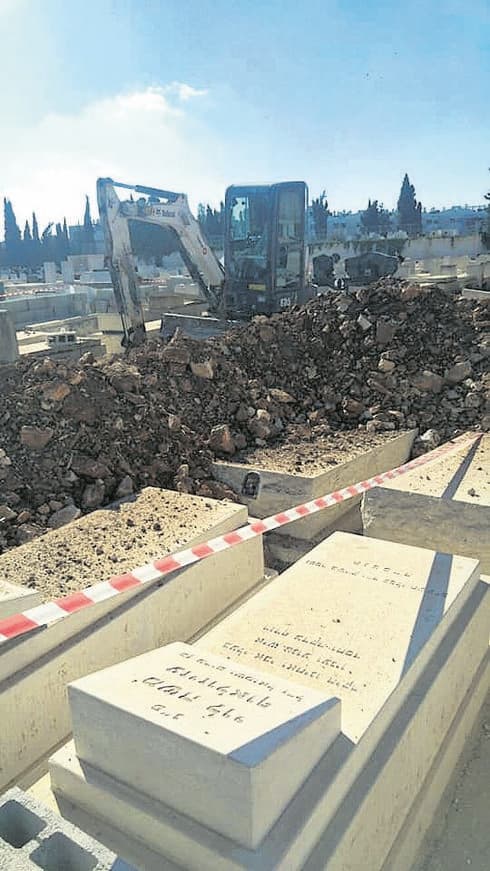 הקברים בסנהדריה. צילום: מהפייסבוק