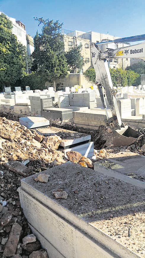 הקברים בסנהדריה. צילום: מהפייסבוק