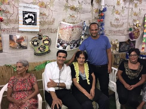 ציון גולן בסוכה של משפחת מזרחי | צילום: פרטי