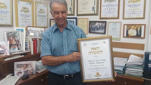 אדי נחום והפרס. צילום: יח"צ
