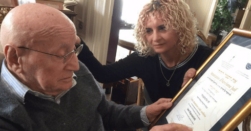 שמר על ניצוץ השובבות. בן-חמו מעניקה את התעודה לליאון, צילום: דימה זוזוליה