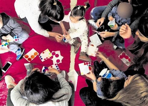 פעילות בגן לאמהות וילדים. מבלים יחד זמן איכות