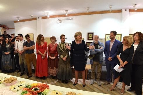 ראש העירייה מרים פיירברג-איכר יחד עם הקסט המפואר של בוסטן ספרדי (צילום: רן אליהו)