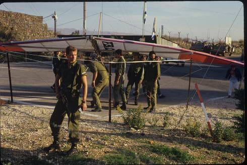 הגלשן שחדר לבסיס גיבור בשנת 1987. צילום: דוד רובינגר