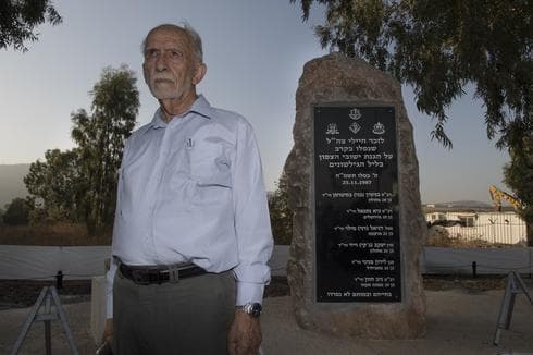 שמואל חזון ליד האנדרטה לחללי ליל הגלשונים. צילום: אפי שריר