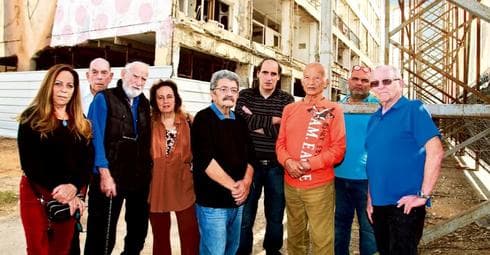 הדיירים ליד בניין מספר 7. "היו אינטרסים שונים, וזה מאוד הקשה על ההתקדמות" (צילום: אסף פרידמן)