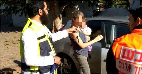 חילוץ תינוק מרכב (צילום ארכיון: עמותת ידידים)