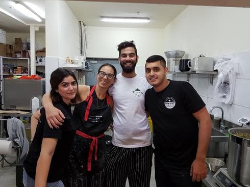 רותי ברזיץ (עם הסינר) ועובדיה. צילום: עדי ארצי