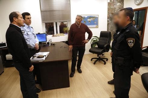 השוטרים ויוסף בן אמו. יחד עם ניצב יורם הלוי וניר ברקת. צילום: דוברות המשטרה