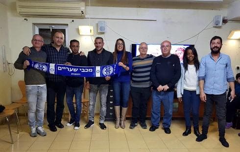 רוני באום, מתן דיל ושחקני מכבי שעריים בהדלקת נר בהוסטל אקים | צילום: עיריית רחובות