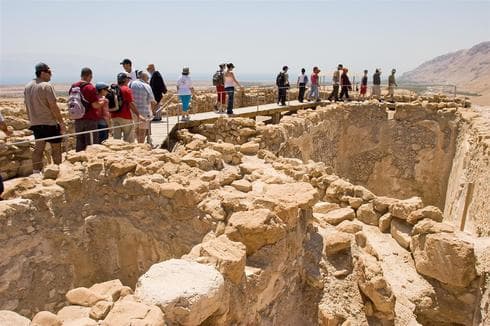 מטיילים בגן לאומי קומראן. צילום: דורון ניסים 