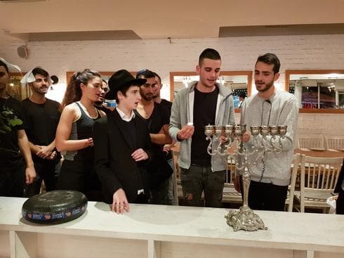 רועי סרור והצוות ב"בני הדייג" | צילום: סמי טהרני