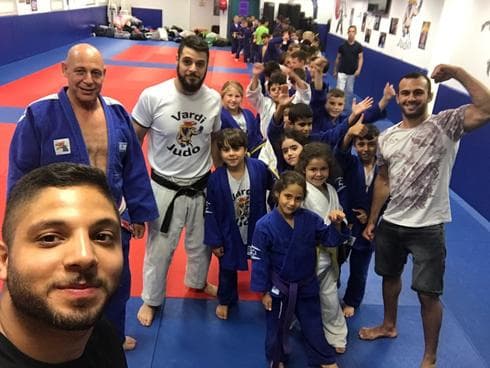שמאילוב עם מאמני וספורטאי עוצמה ג'ודוקאן פ"ת. צילום: באדיבות המועדון