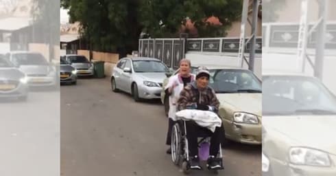 כביש דו סטרי ברחוב נויפלד מסכן את העוברים בו  (צילום: אורנה אביקזר)