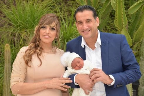 הזוג המאושר עם בנם. צילום: אבי את אבי