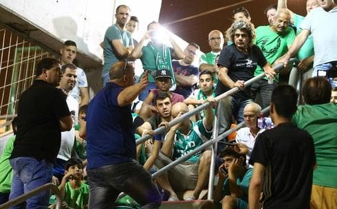 סתיו שחם עם אוהדי הפועל כפר סבא. מחפשים שותפות אמיתית | צילום: ראובן שוורץ