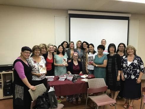 הילה ארוון חותמת על ספרים בערב השקה חגיגי (צילום: ליאת  שמלה פנקה)
