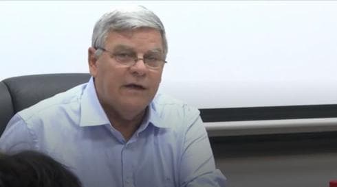 צביקה גנדלמן בישיבה (צילום מסך)