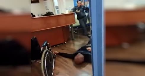 הנכה שרוע על הרצפה מתוך הסרטון (צילום מסך: מהרשת החברתית)