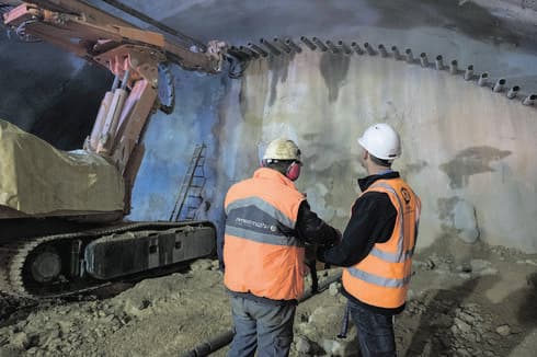 הכנסת כלונסאות ברזל לחיזוק המנהרה.צילום: יואב דודקביץ'