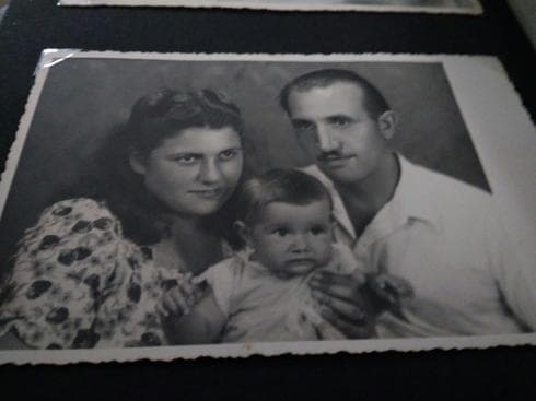 "לא קיבלתי מהם הרבה מידע". זהבה גינזבורג כהן והוריה, צילום: אלבום משפחתי