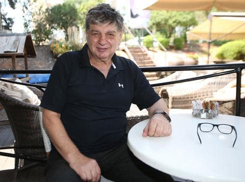 לא לקח את המועדון עליו כדי לשבת על כיסא במרפסת. יצחק שום | צילום: ראובן שוורץ