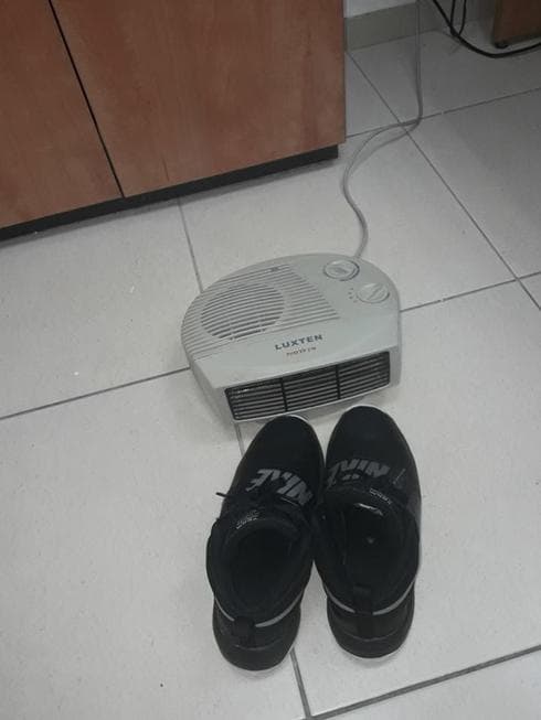 הנעליים הרטובות. צילום: חבצלת צוברה