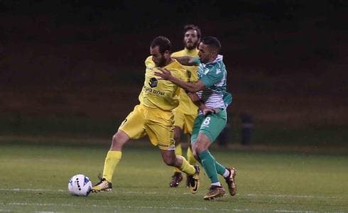 איתי אלקסלסי מהפועל מול אלעד שיק מבית"ר. צילום: ראובן שוורץ