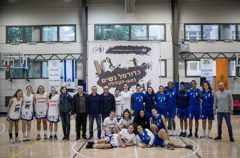 שחקניות שתי הקבוצות בצילום משותף. צילום: עודד קרני, מנהלת ליגת העל בכדורסל נשים