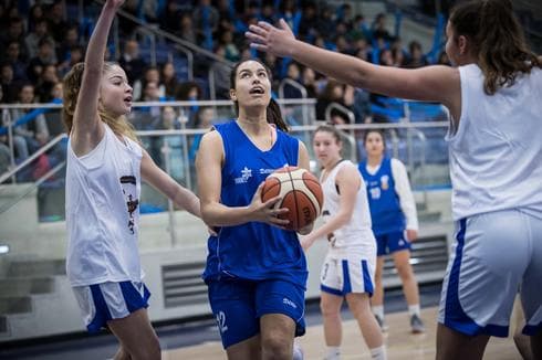 שלי סירקיס (בכחול). שיחקה בשתי הקבוצות. צילום: עודד קרני, מנהלת ליגת העל בכדורסל נשים