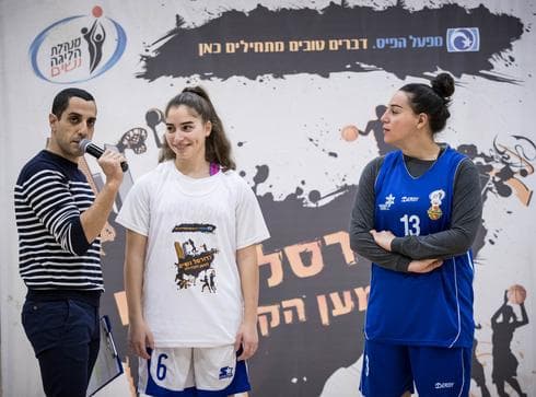 הקפטניות ליהי דורון (בכחול) ושירה עתיר. צילום: עודד קרני, מנהלת ליגת העל בכדורסל נשים